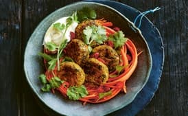 Image of Falafel sa keljom i bundevom sa slanom salatom od šargarepe